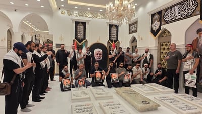 صور: جرحى “البيجر” يزورون قبر أبو مهدي المهندس في النجف