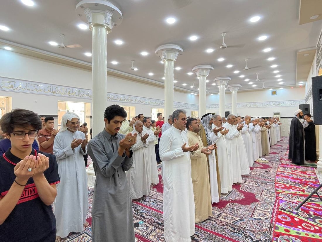 أول صلاة عيد بعد ترميم مسجد القرنة.. الإمام دعا إلى “التمسك بالمرجعية” (صور)