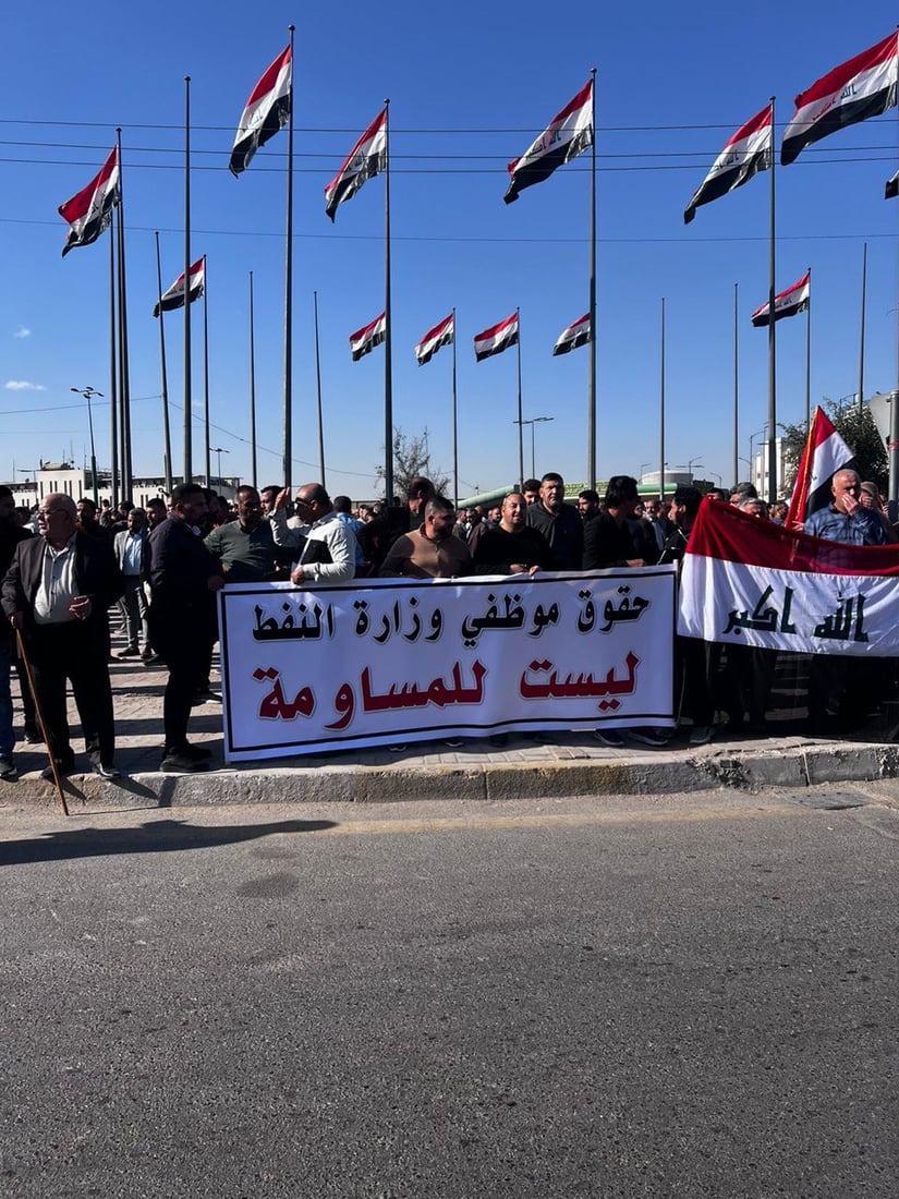 موظفو النفط يهددون بالإضراب العام حال المساس بحوافزهم ومخصصاتهم المالية
