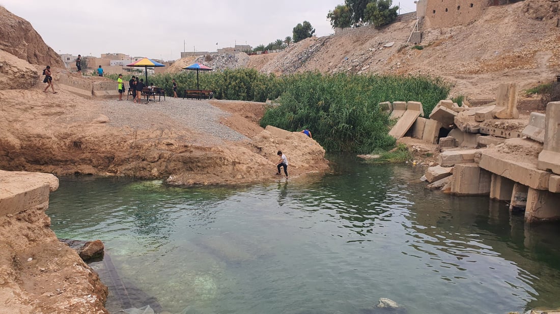 عين صوباشي في تلعفر صارت سياحية.. مظلات وكراسي وجسر مشاة (صور)