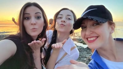 سحر الغروب ودفء الناس.. سواح أجانب يتقاطرون على الحبانية من أمريكا وباكستان (صور)