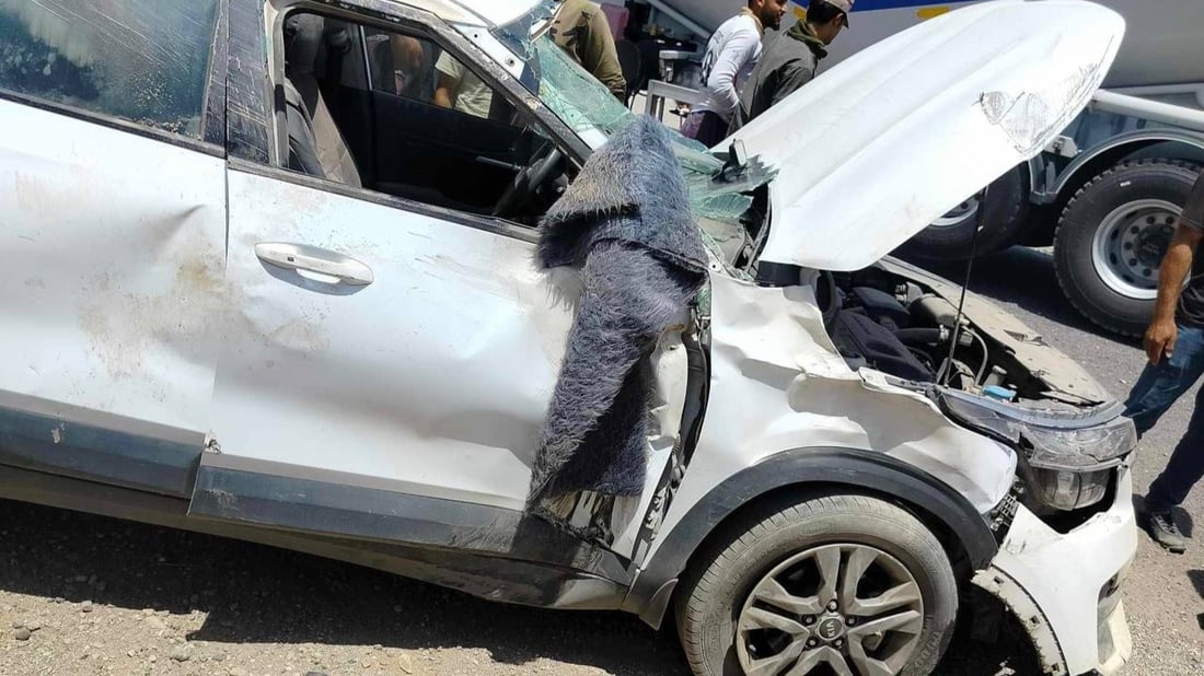 قرب مطاعم الطوز.. استدارة خاطئة لشاحنة تقلب “سورنتو” وتدمرها