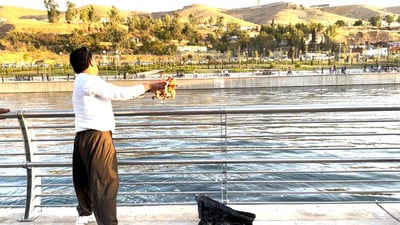 شاب يقطع 5 كم يومياً لإطعام الأسماك.. يجمع الخبز وينثره في نهر الخابور