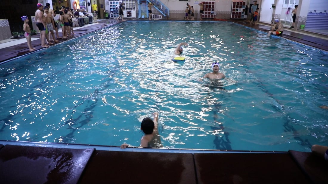 صور: 50 من أطفال الديوانية يحتفلون بإتقانهم السباحة.. “دولفين وكرول” وحركات أخرى