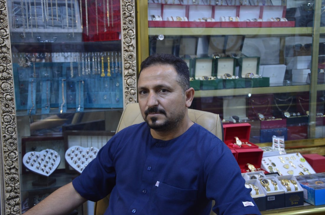 “جاسم الساعاتي” يحفظ إرث العائلة التكريتية ويصلح الساعات (صور)