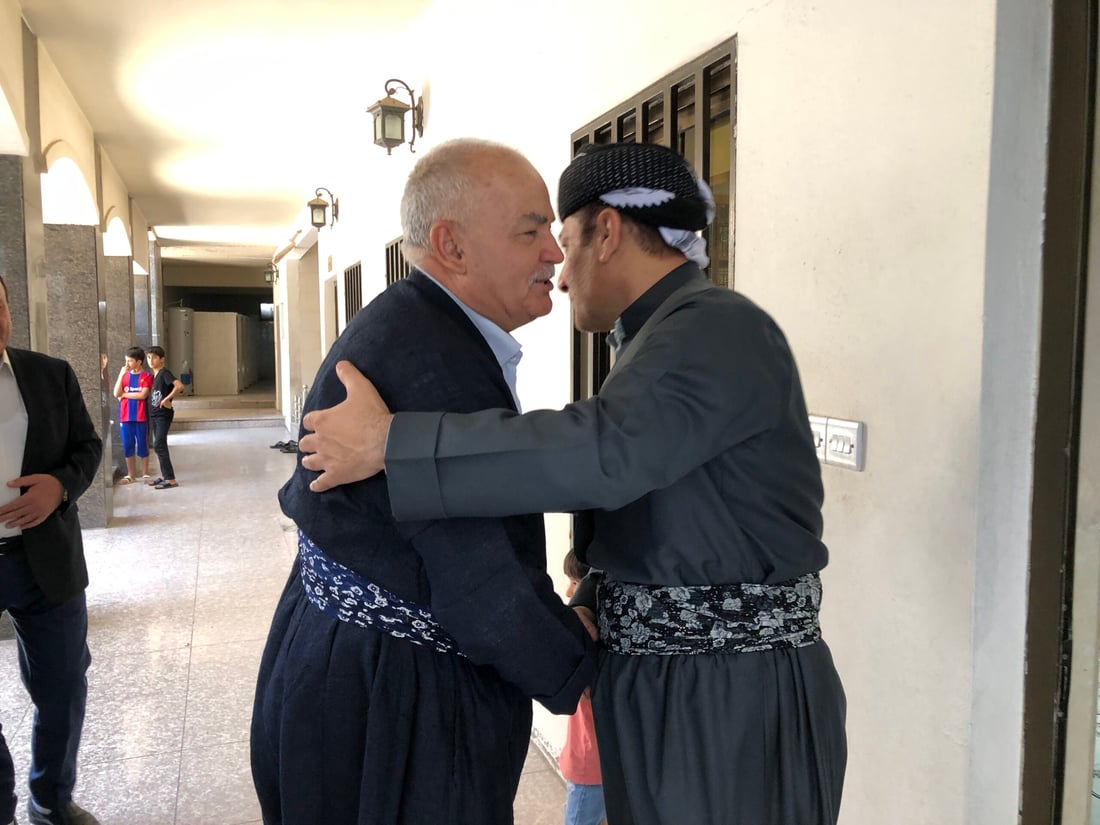 وجهاء البلدة المسيحية في أربيل زاروا المساجد وباركوا المولد النبوي (صور)