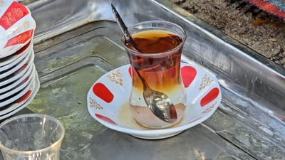 ژن و پیاو لە شاییەکەی بناویلەن و چای دوو رەنگ حازرە