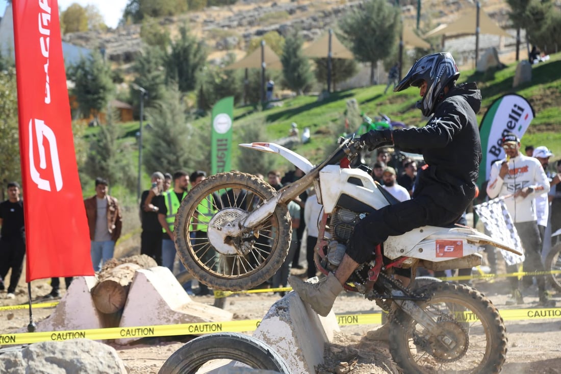 صور مبهرة من سباق الدراجات النارية على منحدرات جبل كورك الوعرة