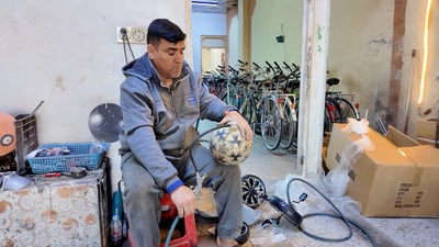 هل تعرف هذه المهنة؟.. النجف لديها “مختص” بتصليح كرات القدم!