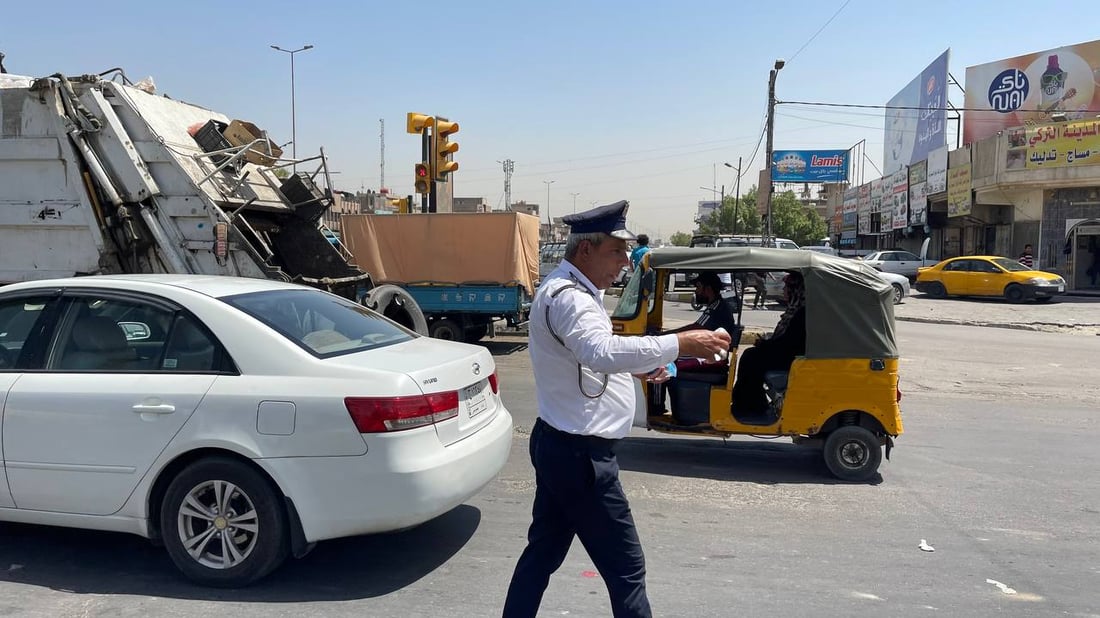 صور من مدينة الصدر: رجال المرور تفرغوا لسقي العطاشى في تقاطع الحمام