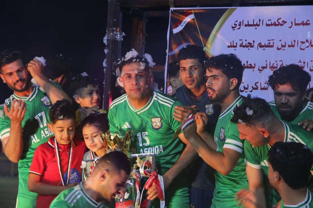 “شيل.. شيل يا طويل العمر”.. فريق الأصدقاء يرفع كأس بلد بعد نهائي مثير (صور)