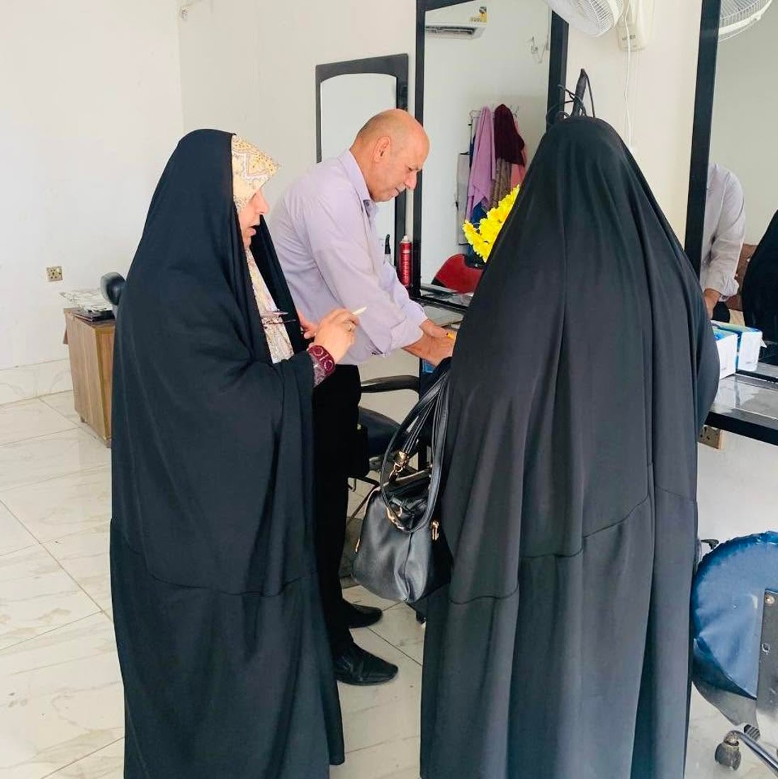 حملة تفتيش تباغت صالونات التجميل النسائية في المشخاب وتتوعد المخالفين