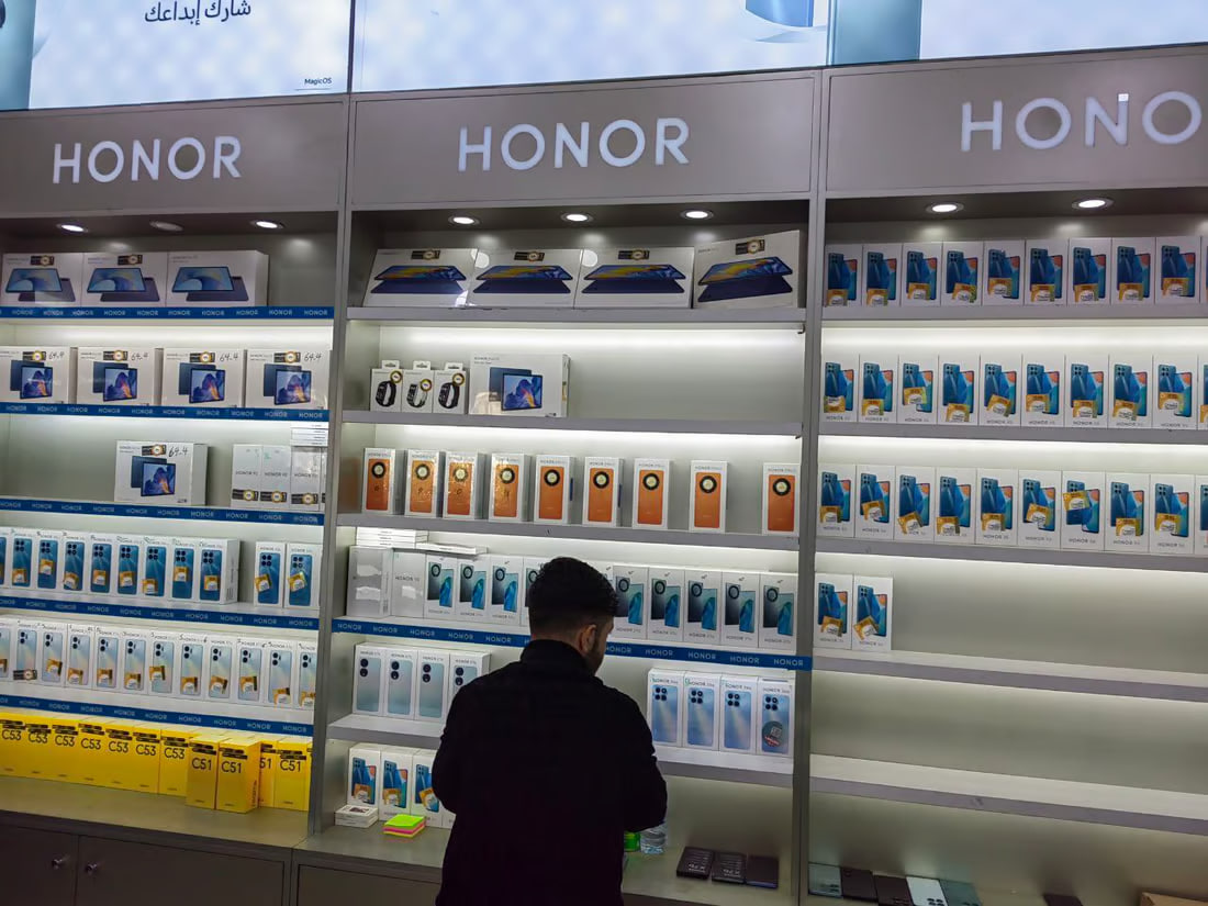 Mid-range models bestsellers in Mosul’s cell phone bazaars