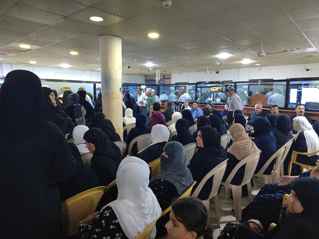 ازدحام في مصارف كردستان مع بدء صرف الوجبة الأولى من رواتب شهر أيار