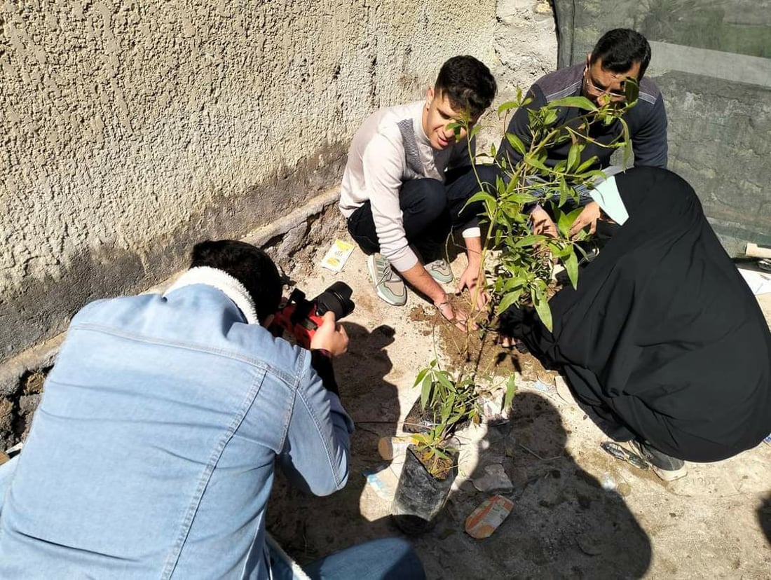 صور: متطوعون ينظمون حملة لتشجير مدارس المثنى بالتعاون مع اليونيسف