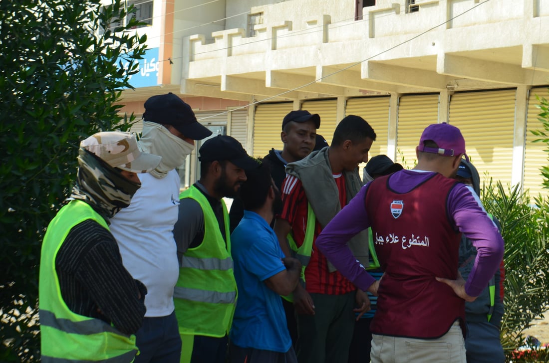 بائع القرطاسية في ابو غريب يجمع التبرعات لمساعدة الفقراء وعمال النظافة