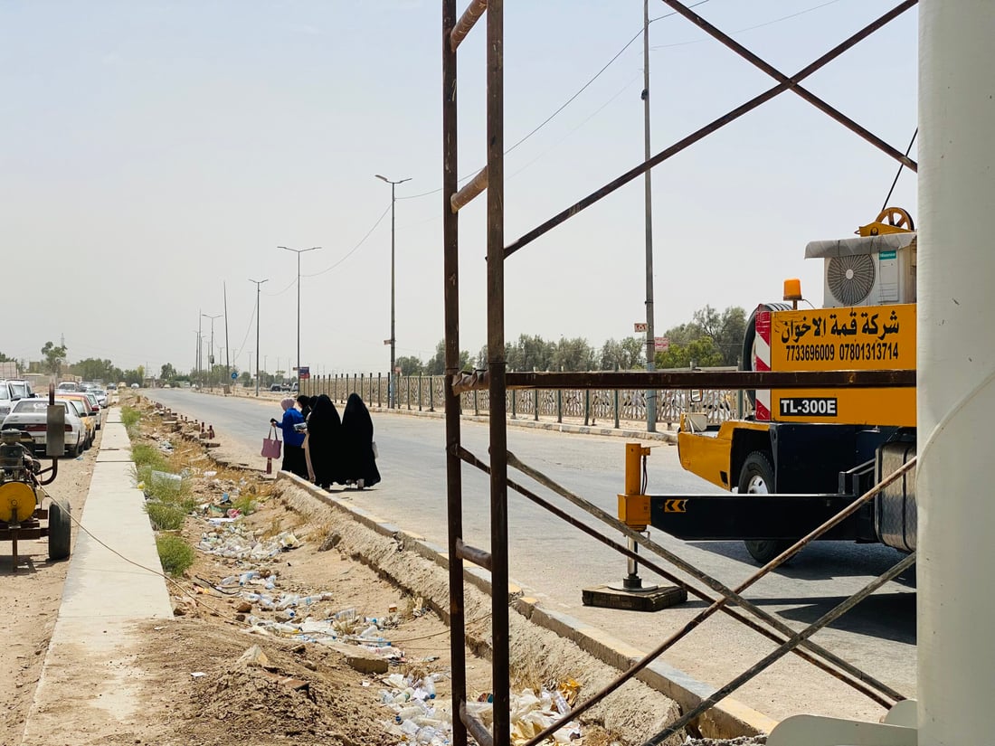 صور من النجف: يا طلاب المعهد التقني لقد بدأ نصب جسر المشاة والحوادث لن تتكرر