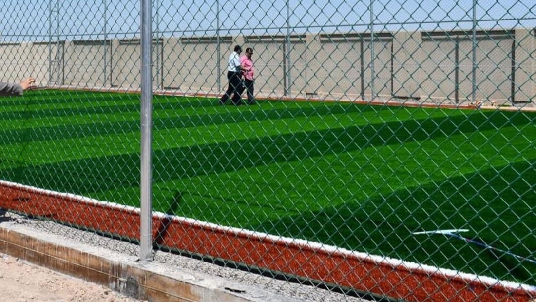 شركة صينية من حقل مجنون النفطي تهدي ملعباً لمدرسة شمال البصرة وتعيد تأهيلها (صور)