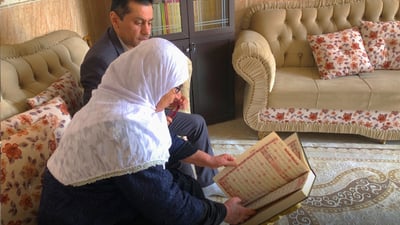 کۆچی دوای هاوسەرەکەی ژنێک هان دەدات قورئان خەتم بکات