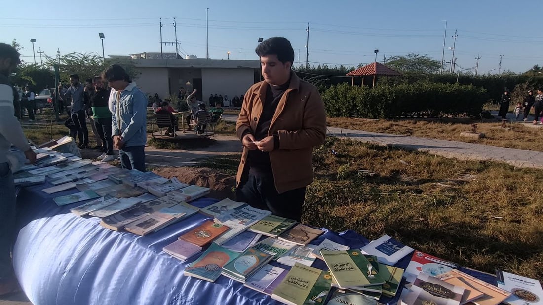 صور من أقصى العراق.. قراء الفاو يوزعون الكتب في الهواء الطلق