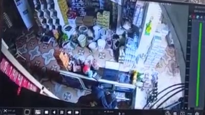 فيديو: لص يسرق المحال أثناء أداء أصحابها صلاة الجمعة في خان بني سعد الكبير