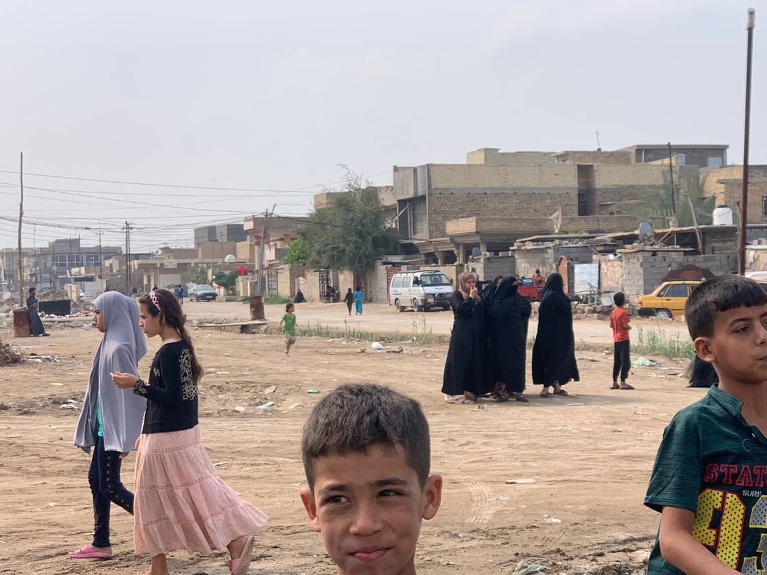 أبو غريب: مخلفات المجاري تحاصر أطفال “السكلات”.. والحلّ في “بوري 8 إنج” (صور)