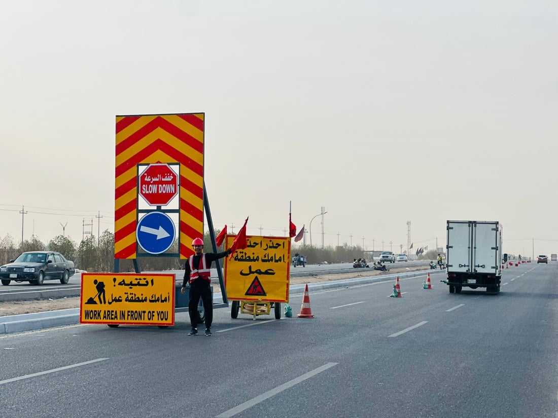 صب وإنارة وأشجار “الجلفلورا”.. صور من أعمال الجزرة على طريق سفوان والزبير