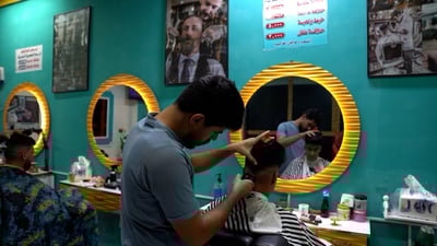 اتفاق بين الحلاقين في الكوت على تسعيرة جديدة ولافتة موحدة (فيديو)