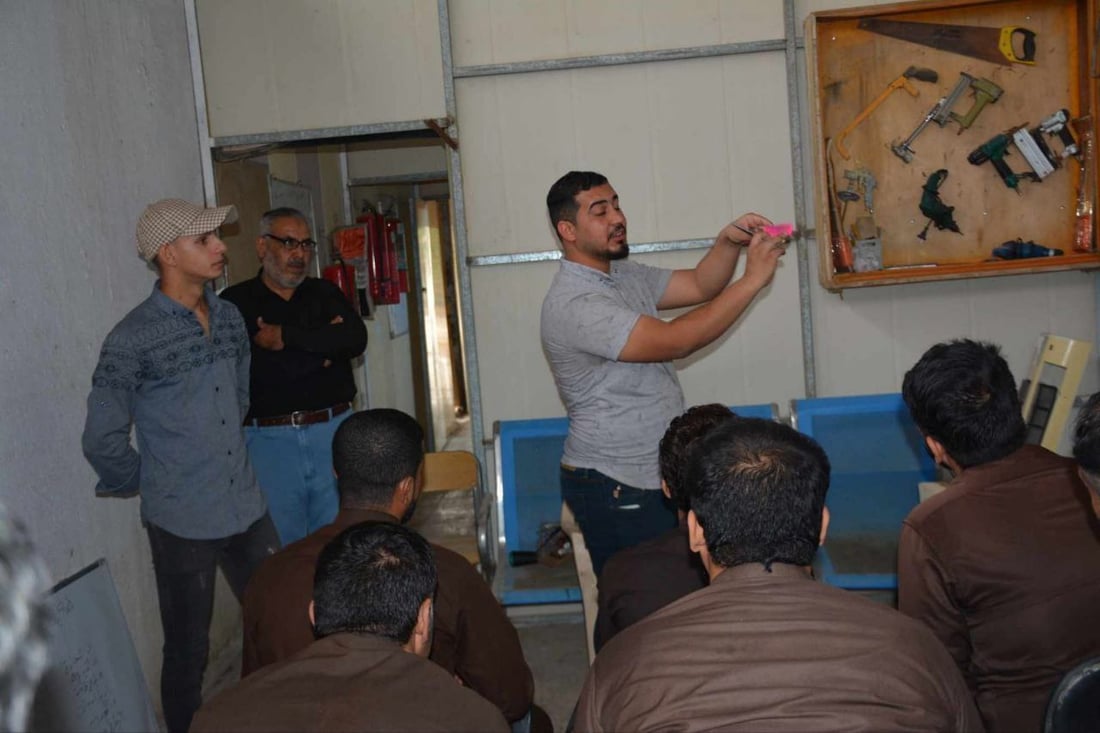 صور: نزلاء سجن “الخنّاق” يتعلمون فنون الحلاقة ويستعدون لبطولة كرة في السماوة