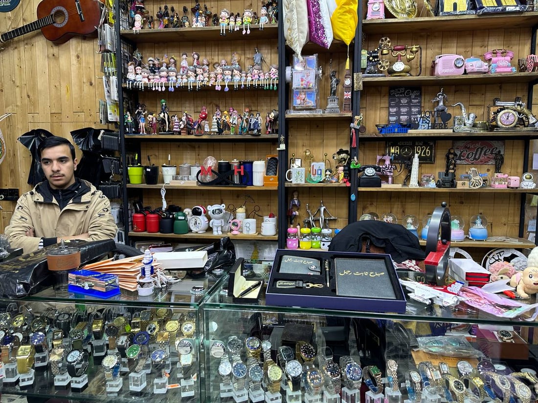 ليلة عامرة بالحب في الأنبار.. التلاميذ يختارون هدايا المعلم والآباء يدفعون (صور)