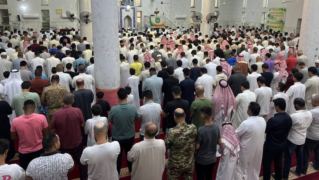 المئات حضروا لأداء صلاة العيد في جامع فالح باشا السعدون وسط الناصرية (صور)