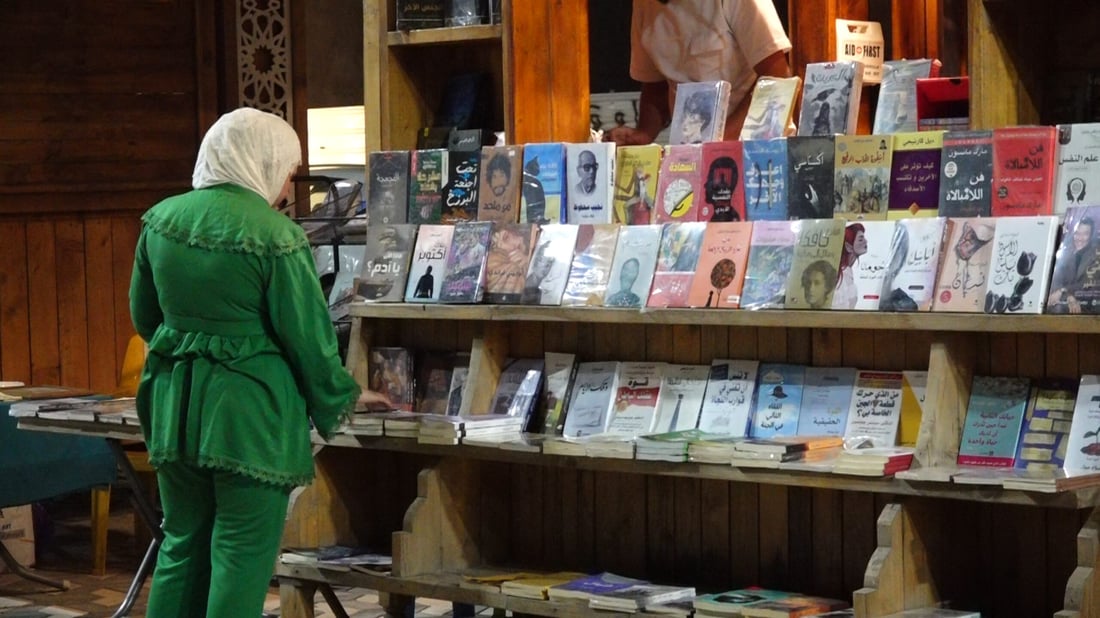 شاهد البصرة ليلاً.. شارع الكتب يضج باليافعين ويغريهم النقد الديني وأعمال الرواية