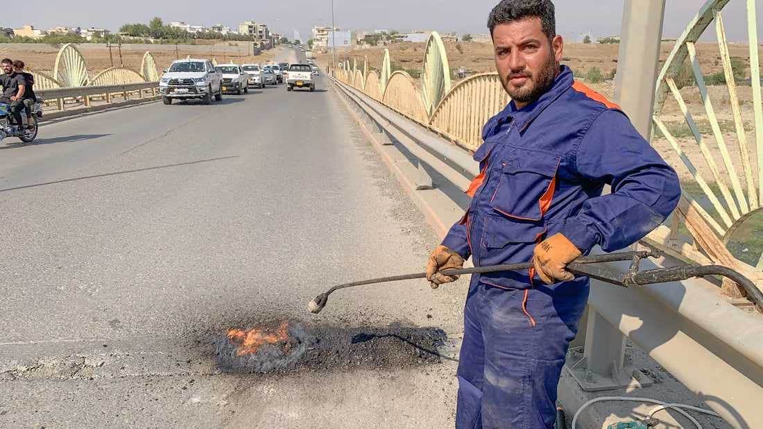 خالد لن يعود الى المنزل حتى إصلاح تخسفات السليمانية.. تضرر دراجته ألهمه ...
