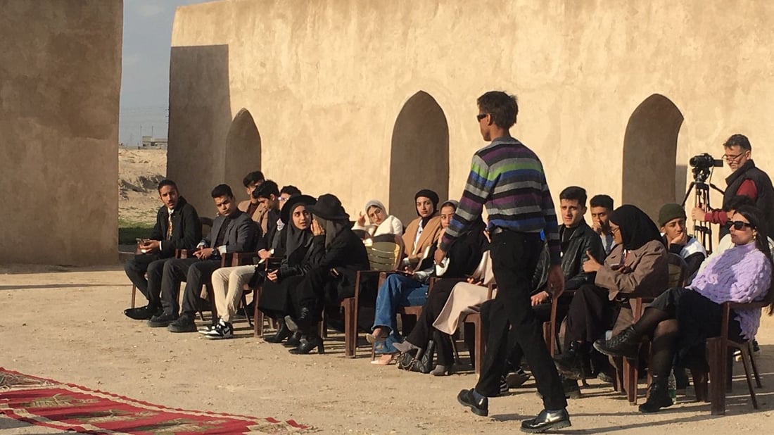 صور: عرض أزياء لملابس الـ”بالة” في حارات العباسيين الأثرية بتنظيم شبابي في البصرة