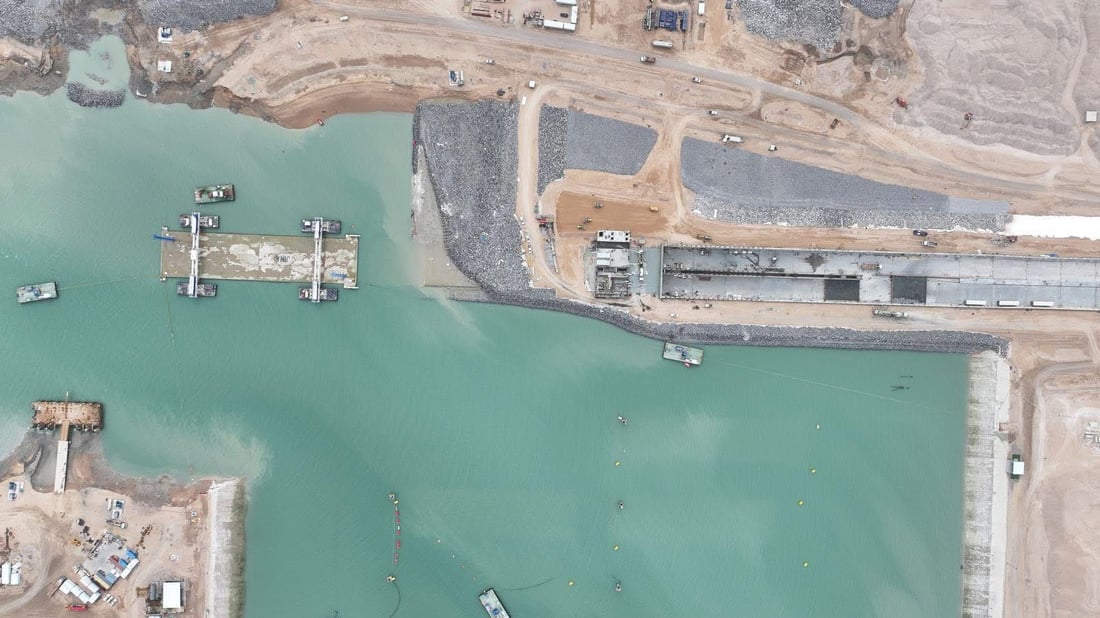 صور: تنزيل أول قطعة من النفق المغمور تحت خور الزبير