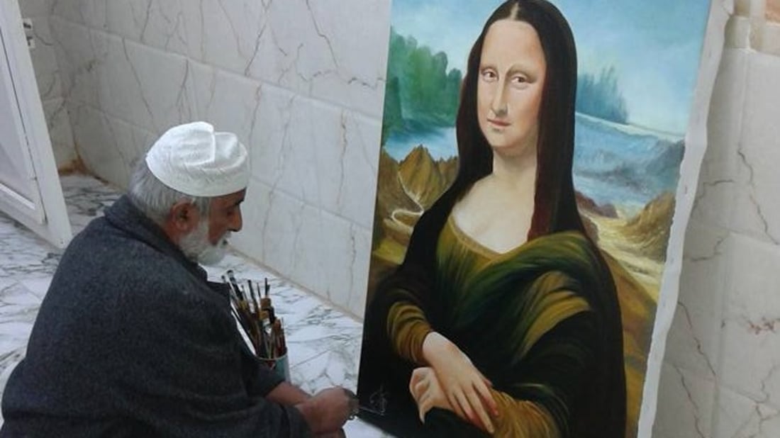 “بالدشداشة والعقال”.. ستيني بموهبة فطرية يُجسّد طبيعة الريف بلوحات عالمية