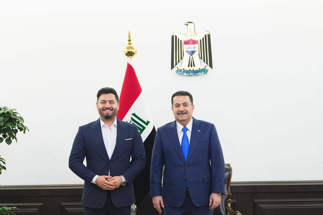 مهند محسن ومحمد عبدالجبار وعدد من الفنانين في مكتب السوداني