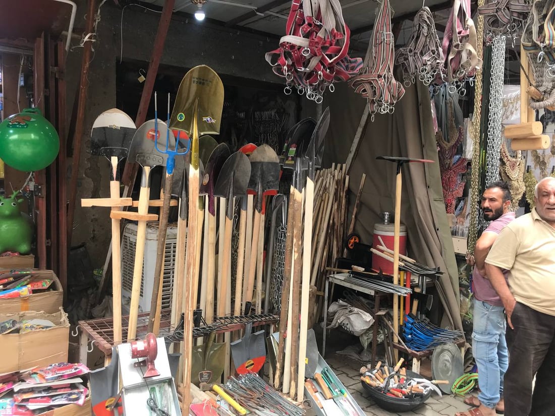 صور برائحة صفصاف الصويرة.. جعفر النجار يعرض صنائع يديه ويباهي بـ 100 عام مع الخشب