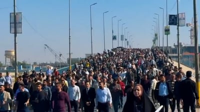 بين جسر المحافظة ومبنى الحكومة حشود المعلمين تردد “سفر التكوين وموطني”