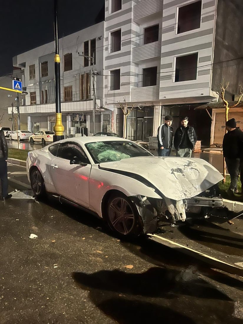 ئۆتۆمبێلێک لە زاخۆ کۆنتڕۆڵی لەدەستدا و خۆی بە ستوونی کارەبا و دارێکدا کێشا