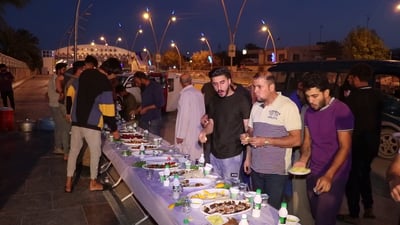 فيديو: عائلة من الكوت تقدم الفطور يومياً للمارّين على طريق البصرة والناصرية