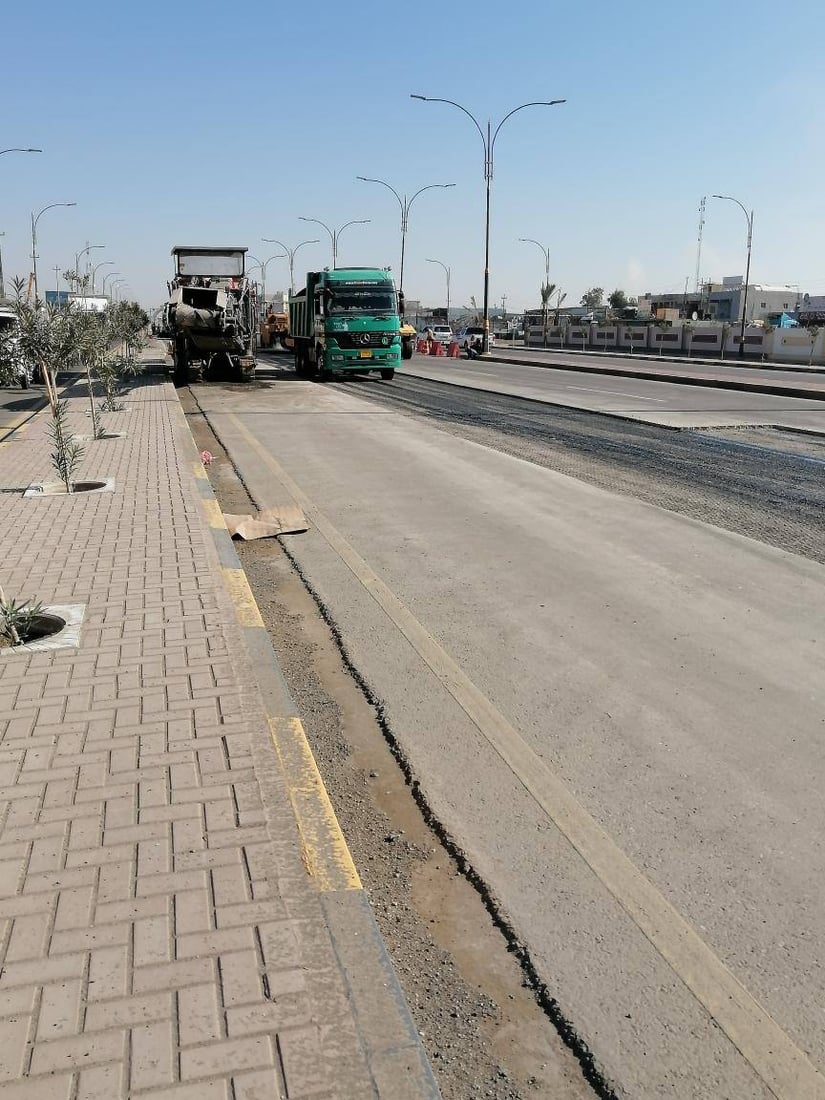 بلدية الموصل تجبر مقاولاً على إعادة تبليط شارع كوكجلي بعد ظهور تخسفات