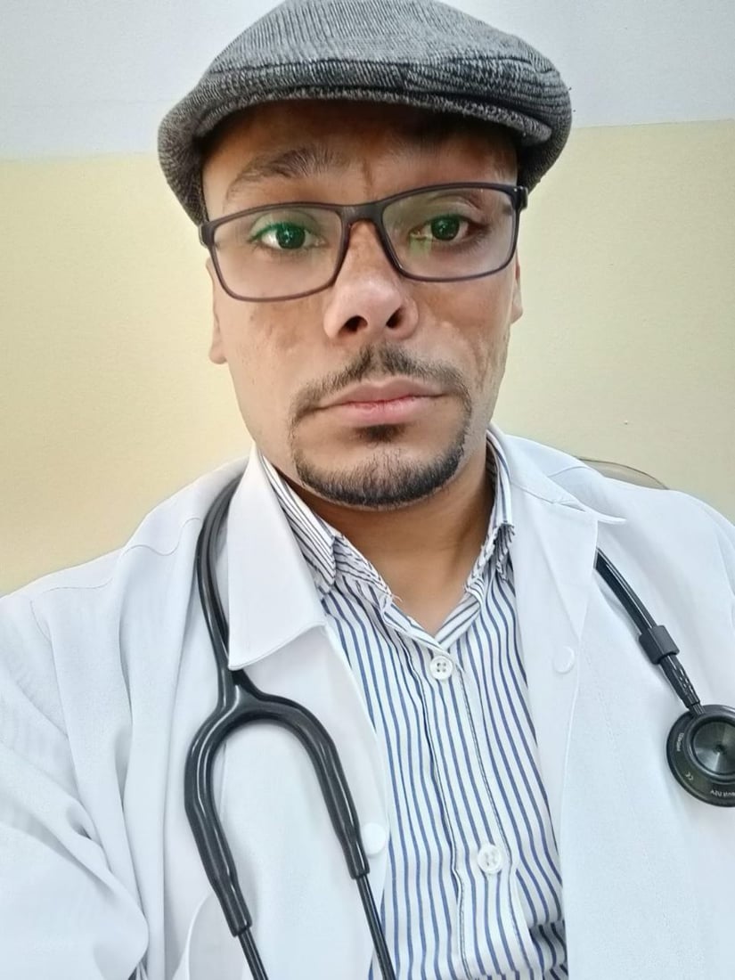 الطبيب عبدالعزيز فتح عينيه على الحياة بحريق التهم وجهه.. فأصبح إنساناً أكثر (صور)