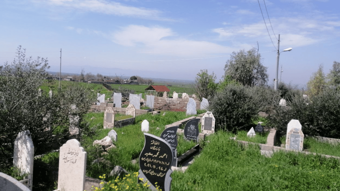 چه‌ند گه‌نجێك به‌خۆبه‌خشانه‌ گۆڕستانی 12 گوند له‌ گژوگیا پاك ده‌كه‌نه‌وه‌