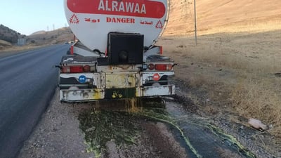 تانکەرێک رێگای پێنجوێنی بە رۆنی رەش سواغدا و ئاستەنگی هاتوچۆی دروستکرد