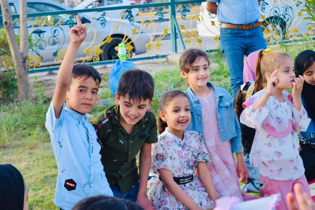 صور: أيتام بعقوبة نظفوا المنتزه وزرعوا الشتلات وشاركوا في إفطار جماعي