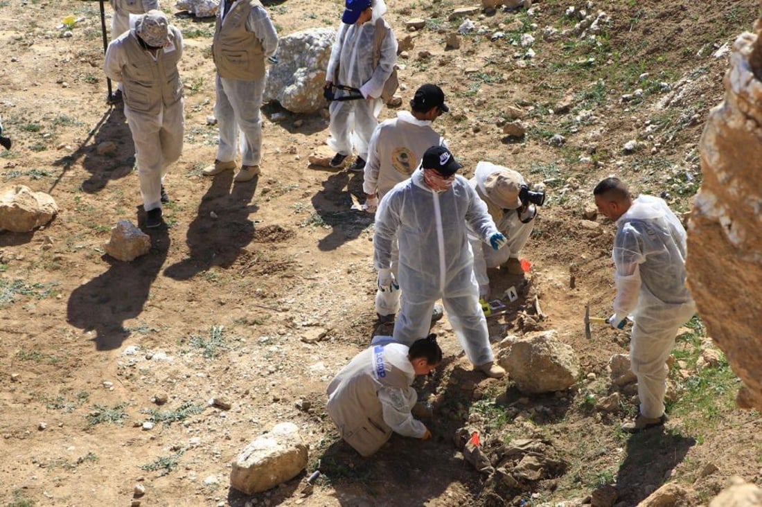 صور: شهادات مروعة من الناجين الإيزيديين خلال فتح مقبرة “زليلة” الجماعية في سنجار