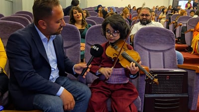 فيديو: طفل موهوب من السليمانية يعزف الكمان والبيانو ويتغنى بكردستان