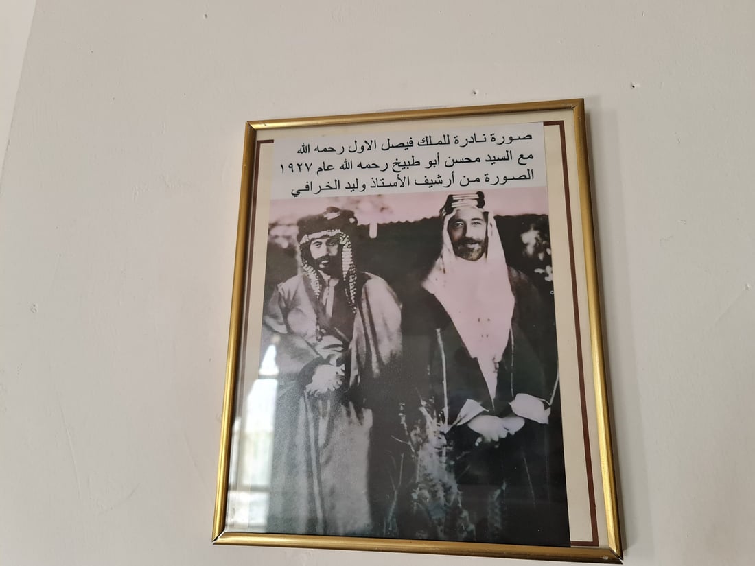 اشتبك مع المعممين والإنكليز.. سيدات غماس تطبع الحناء على مضيف أبو طبيخ