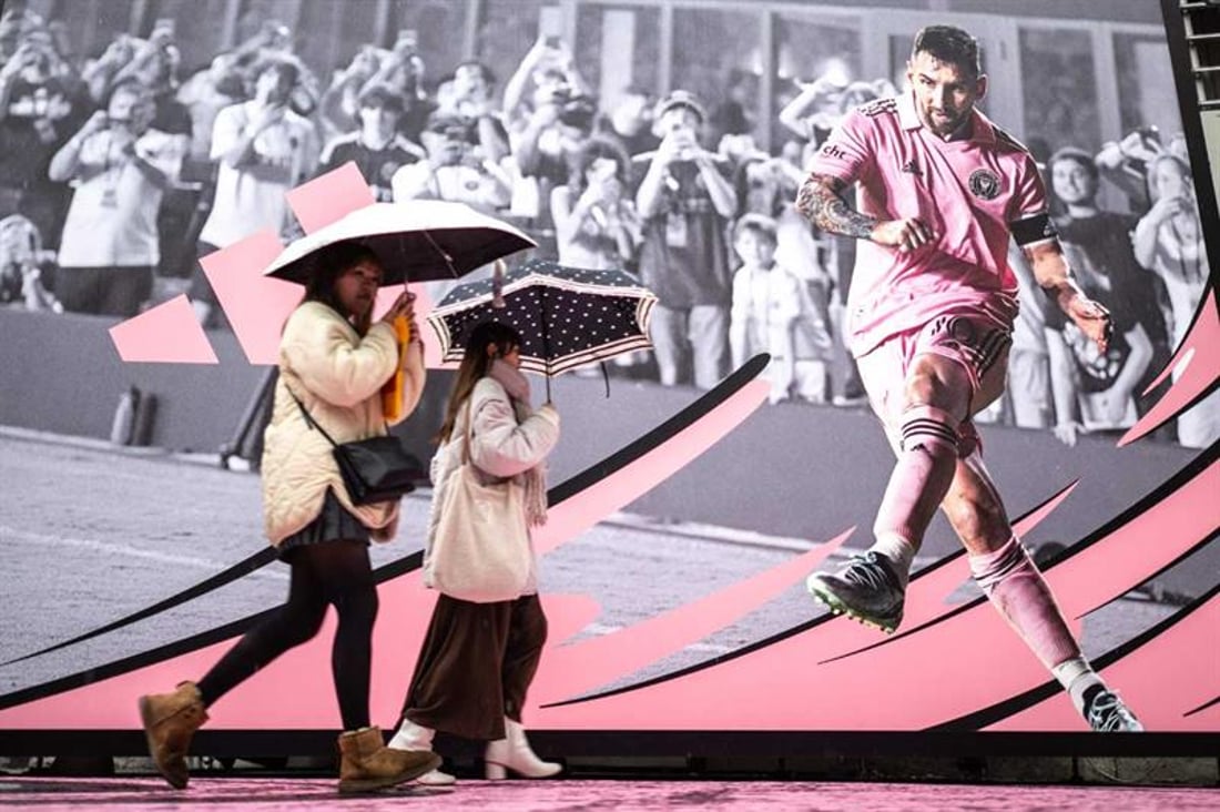 ژاپۆن بۆ مێسی جلی پەمەییان لەبەر کرد